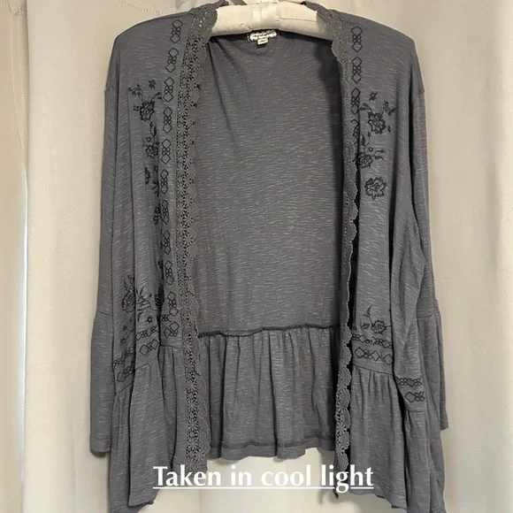 Eyeshadow Open Front Cardigan • Bell Sleeves • Grey w/ Black Floral Embroidery - Picture 4 of 14
